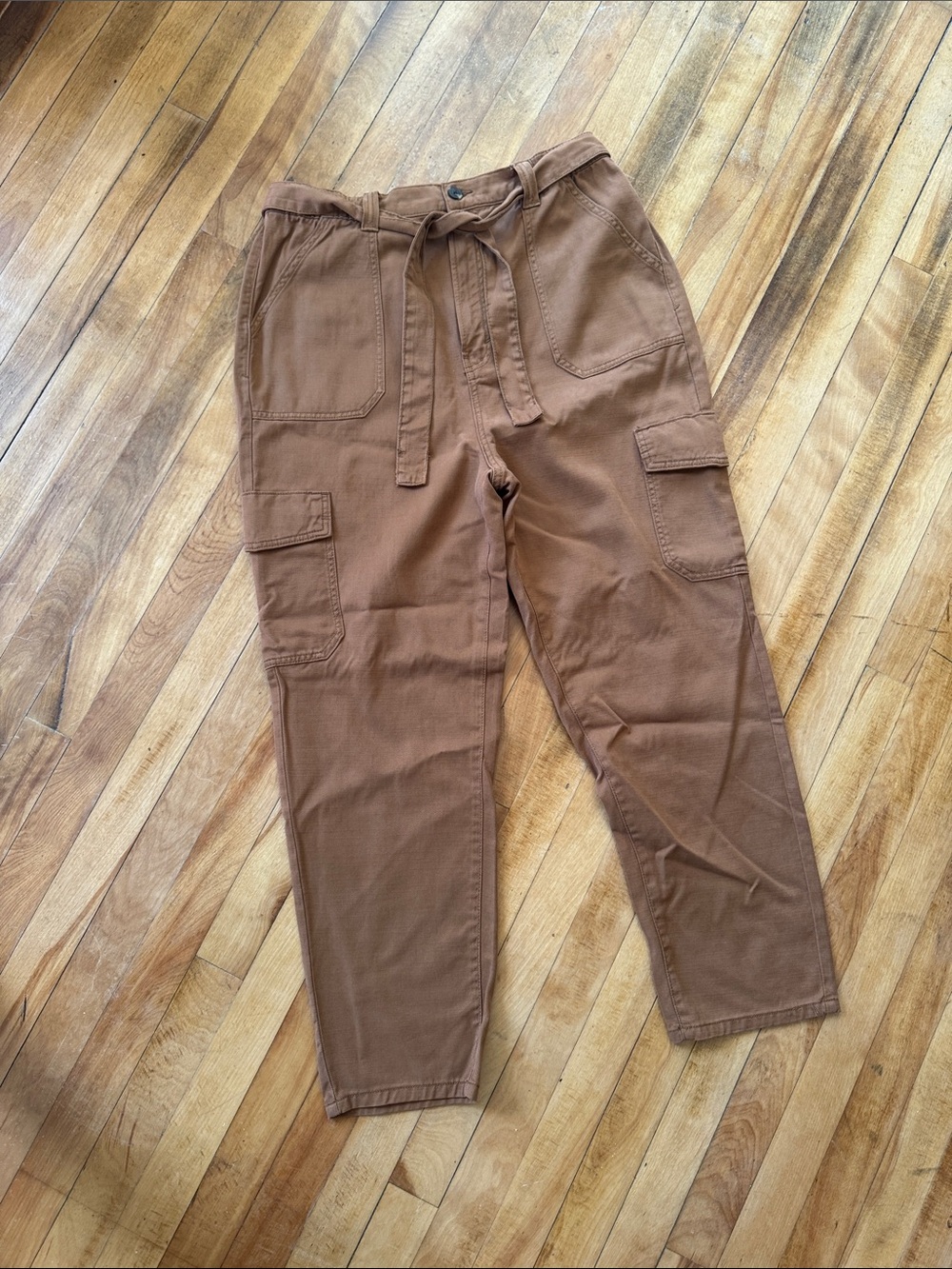a.n.a Women's Cropped Cargo Pants in Brown